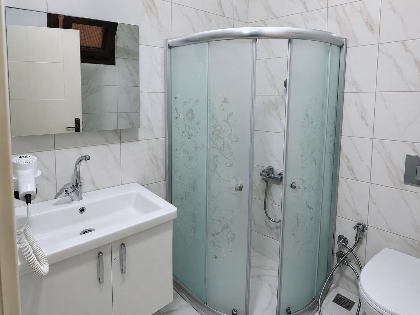 Bungalow Confort | Baño | Regadera, amenidades de baño gratuitas, secadora de cabello, toallas 