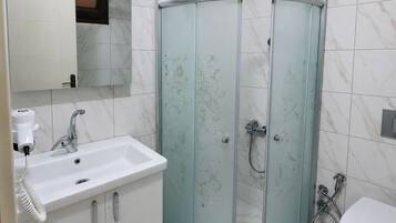Bungalow Confort | Baño | Regadera, amenidades de baño gratuitas, secadora de cabello, toallas