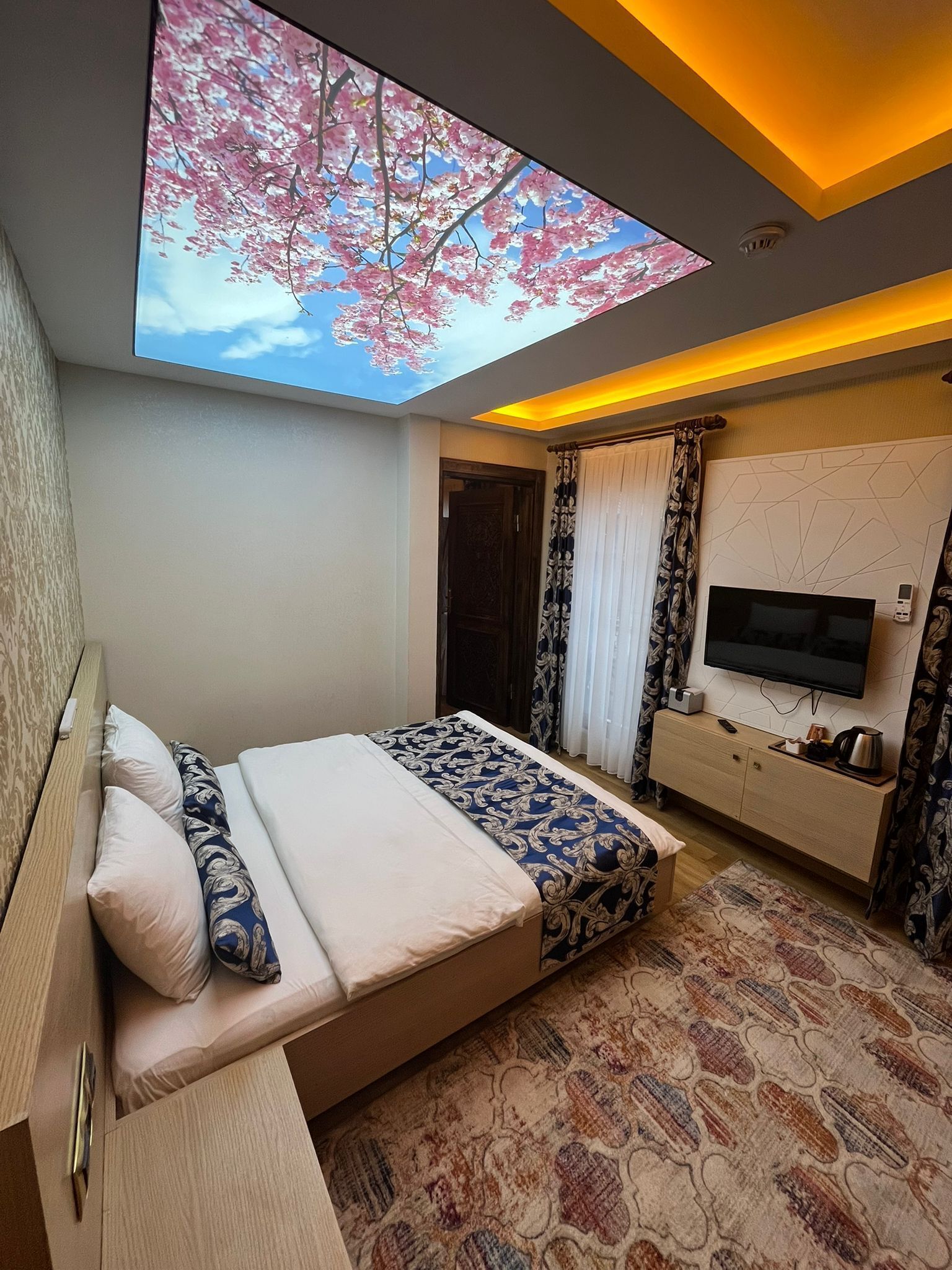 Decoración personalizada, muebles diferentes, escritorio y wifi gratis 