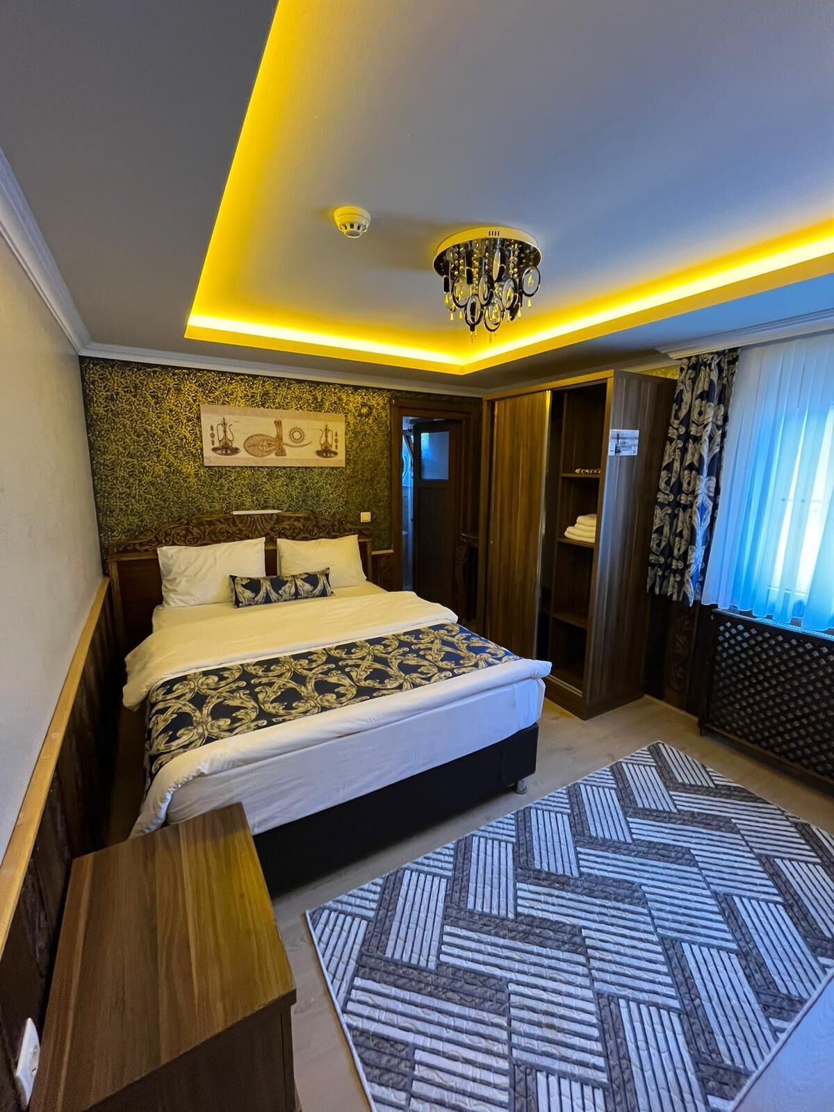 Decoración personalizada, muebles diferentes, escritorio y wifi gratis 