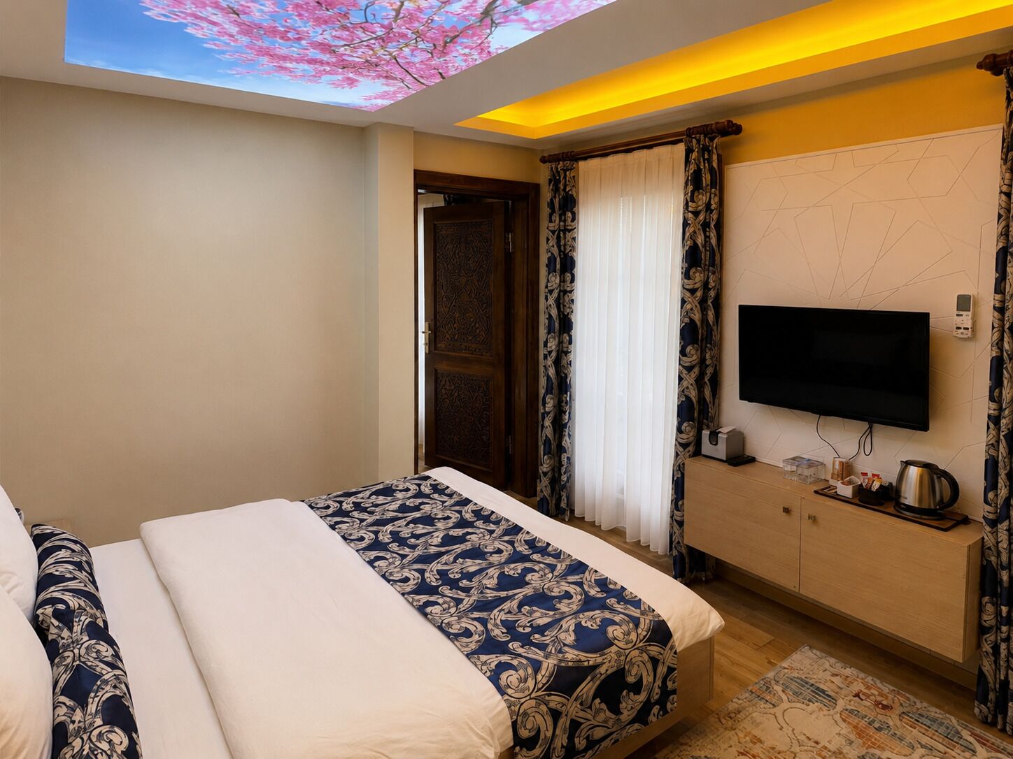 Luxe suite, op benedenverdieping | Een bureau, gratis wifi, individueel gedecoreerd