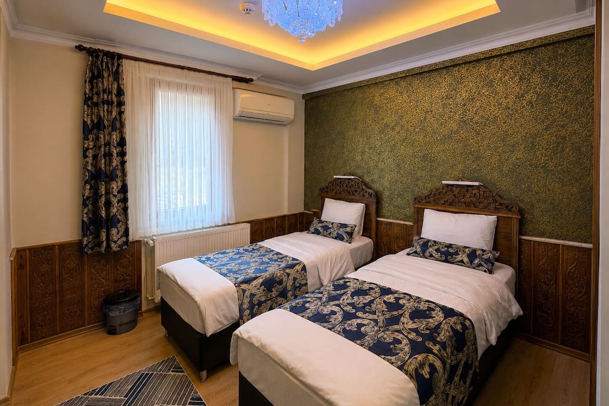 Standard Twin Room | Desk, WiFi (free), individually decorated, individually furnished