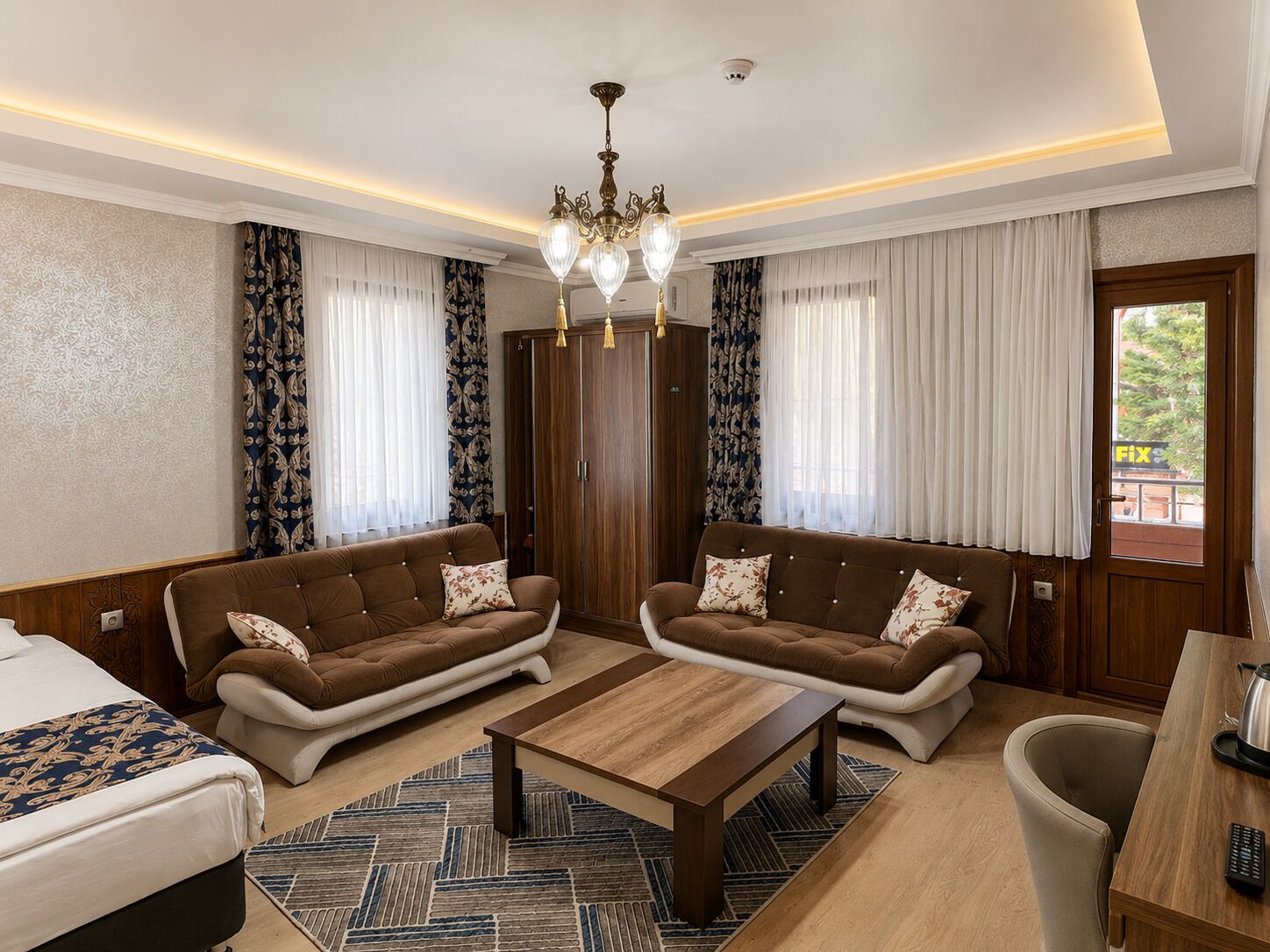Una habitación de hotel con un sofá, una mesa de centro de madera y una cama.