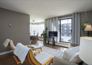 Living area - Charming condo near Stampede Grounds in Calgary (Calgary)