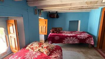 Eenvoudige kamer | Een bureau