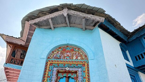 Un edificio tradicional con una puerta colorida y diseños intrincados.