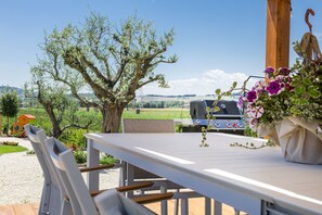 Villa Deluxe, patio, vistas a la colina | Restaurante al aire libre