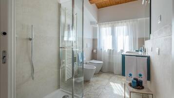 Deluxe-Villa, Terrasse, Hügelblick | Badezimmer