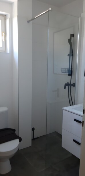 Doccia, asciugacapelli, asciugamani, sapone