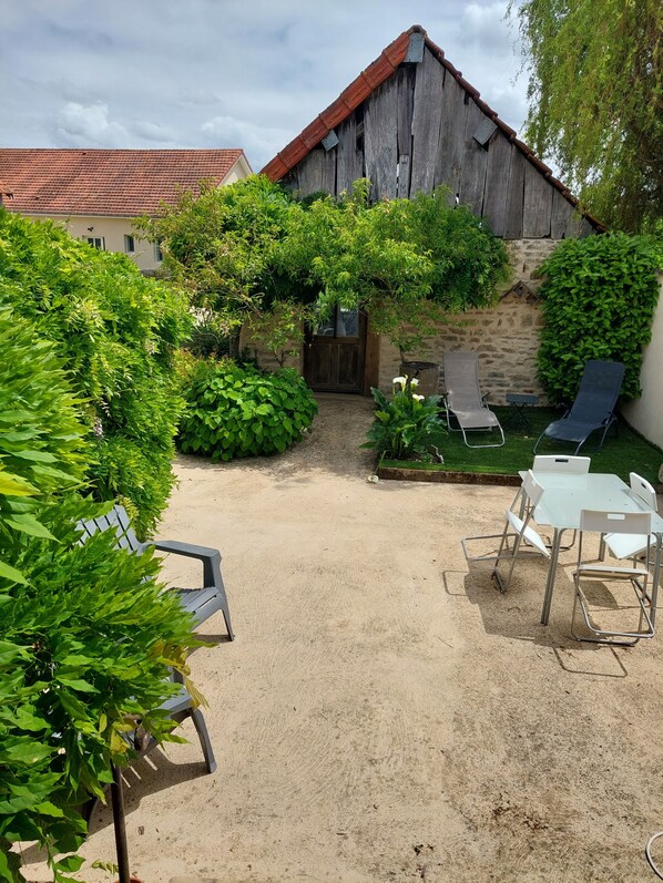 Outdoor dining - Vrbo Property (Saint-Gervais-en-Vallière)