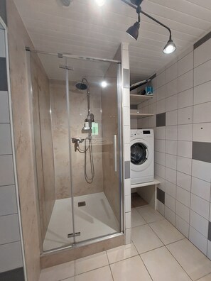 Shower, hair dryer, towels, soap - Vrbo Property (Saint-Gervais-en-Vallière)