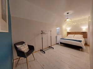 Een strijkplank/strijkijzer, gratis wifi, beddengoed