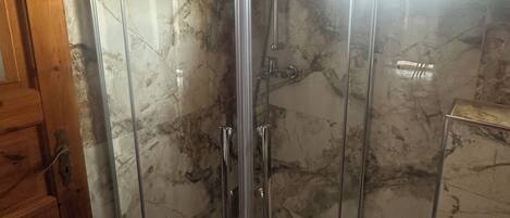 Douche, séchoir à cheveux, serviettes fournies, savon