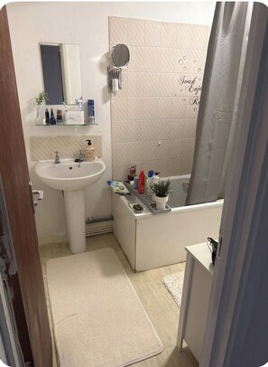 Bathroom - peaceful stay safe are
3 min far from tube (Woodlesford)