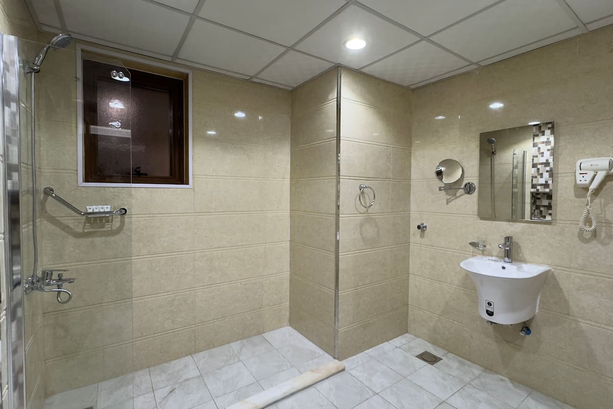 Máy sấy tóc, khăn tắm, xà phòng, dầu gội