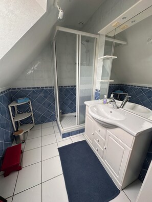 Shower, hair dryer, bidet, towels - Vrbo Property (Quiberon)