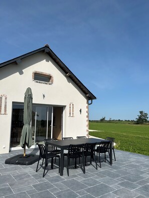 Outdoor dining - Vrbo Property (Mauges-sur-Loire)