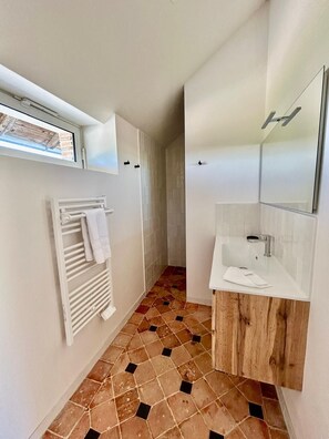 Shower, hair dryer, towels, toilet paper - Vrbo Property (Mauges-sur-Loire)