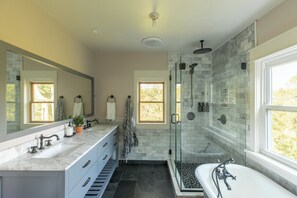 Secadora de cabello, bidet, toallas, jabón 