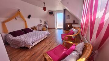 5 bedrooms, WiFi (free), bed sheets