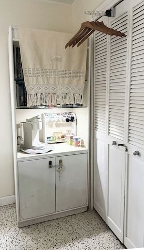 Interior - Jupiter Inlet room, walk to everything (Jupiter)