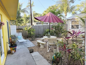 Outdoor dining - Jupiter Inlet room, walk to everything (Jupiter)