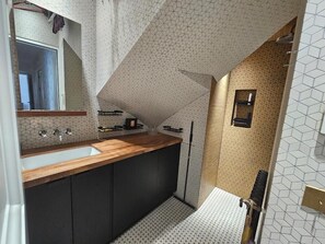 Een douche, een haardroger, handdoeken, zeep