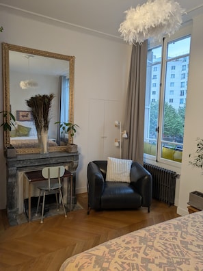 Een strijkplank/strijkijzer, reisbedje, gratis wifi, beddengoed