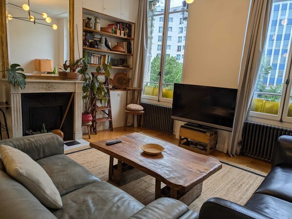 Een smart-tv en boeken
