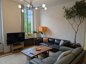 Een smart-tv en boeken