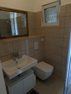 Shower, hair dryer, towels, soap - Vrbo Property (Vir)