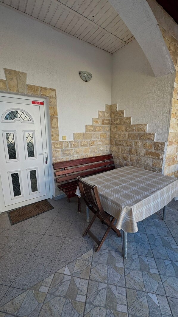 Outdoor dining - Vrbo Property (Vir)