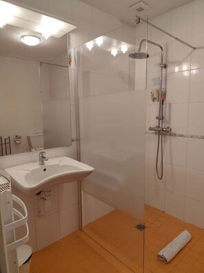 Douche, sèche-cheveux, papier toilette
