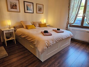 1 dormitorio, tabla de planchar con plancha, wifi y ropa de cama