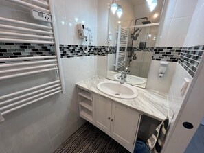 Dusche, Whirlpool, Haartrockner, Handtücher