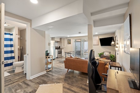 Smart TV. 1-bedroom apartment with AC/fire pit outdoor entertainment in Lewisville