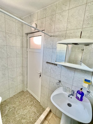 Dusche, Whirlpool, Haartrockner, Bidet