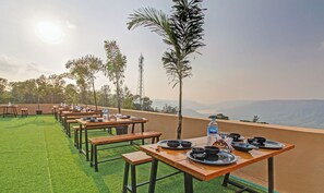 Outdoor dining - Dreamworld Mahabaleshwar By Zen Nest (Mahabaleshwar)