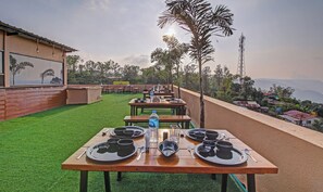 Outdoor dining - Dreamworld Mahabaleshwar By Zen Nest (Bhose)