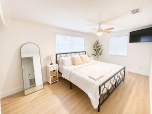 Iron/ironing board, WiFi, bed sheets - Bright 2-Bedroom Oasis w/ Saltwater Pool (Tampa)
