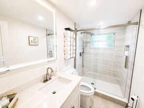 Shower, hair dryer, towels, soap - Bright 2-Bedroom Oasis w/ Saltwater Pool (Tampa)