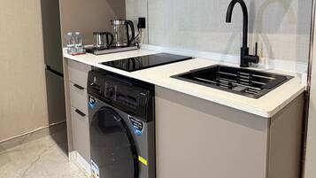 Apartment, 1 Bedroom, Accessible, Smoking | Dapur peribadi