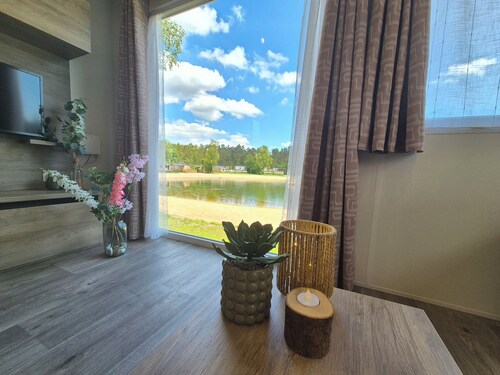 Detached luxury 6-person chalet with sheltered and spacious lakefront terrace