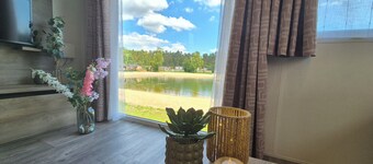 Detached luxury 6-person chalet with sheltered and spacious lakefront terrace