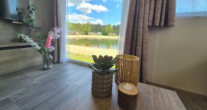 Detached luxury 6-person chalet with sheltered and spacious lakefront terrace