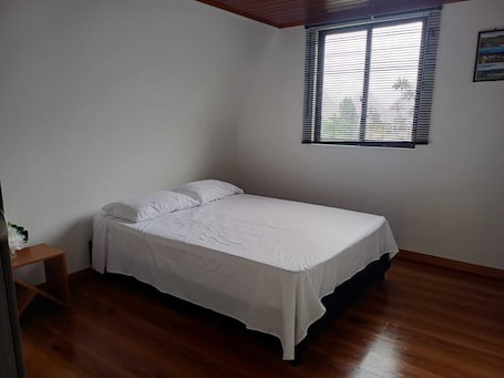 4 bedrooms, WiFi, bed sheets. Where Silence Becomes Landscape! Cabaña Valle Cristal🛖🏕️☕🏔️