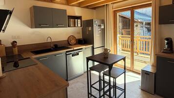 Coffee/tea maker, fridge, microwave, oven