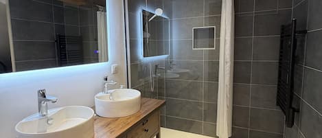 Shower, hair dryer, towels