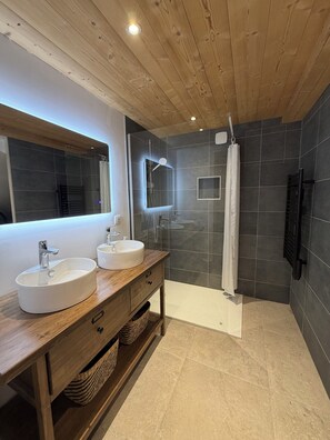 Een douche, een haardroger, handdoeken