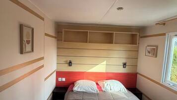 2 bedrooms, iron/ironing board, Internet, bed sheets